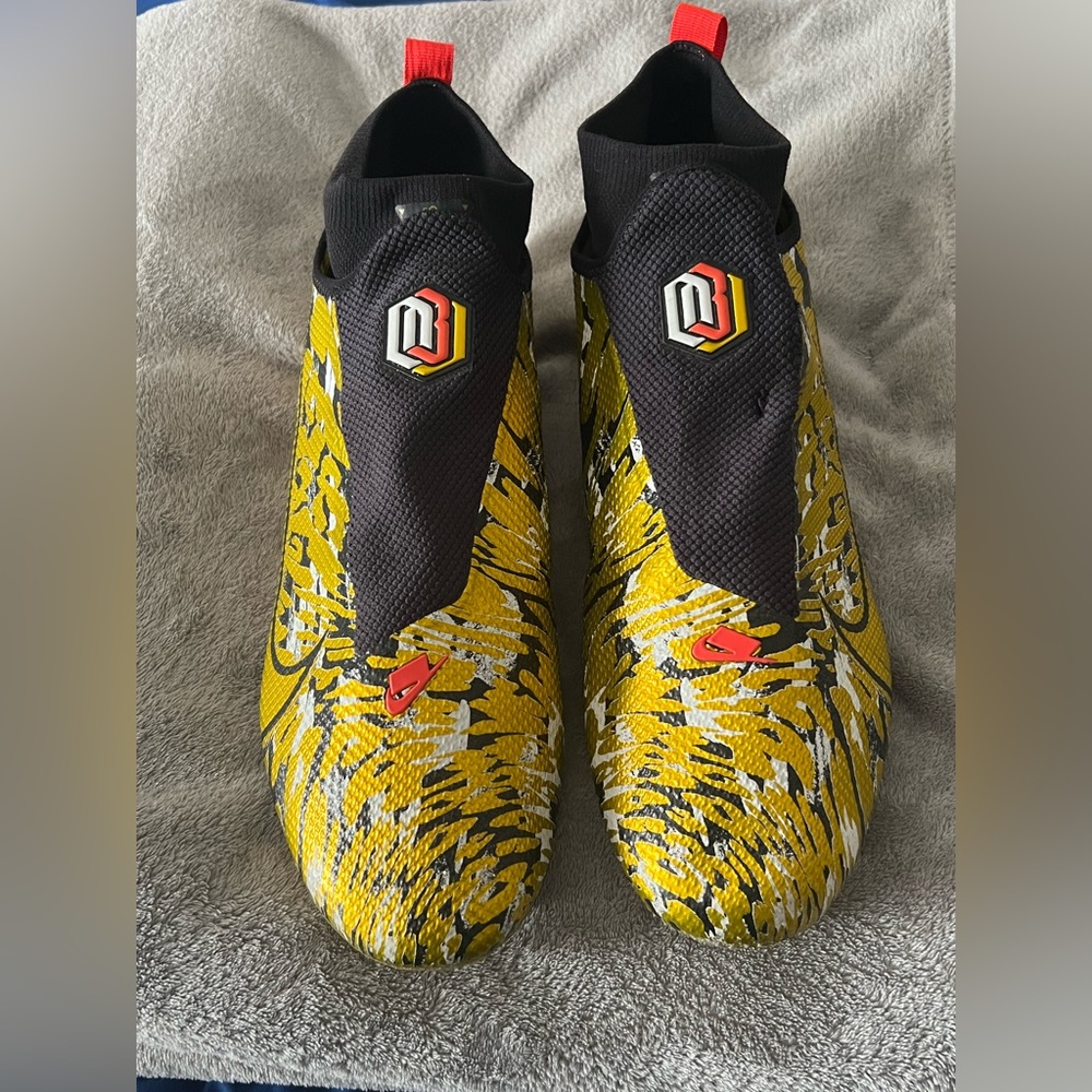 Barely worn Nike obj cleats WILLING TO NEGOTIATE A PRICE THATS BEST FOR YOU……...